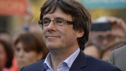 Carles Puigdemont, le 21 octobre 2017, à Barcelone&nbsp;avec les manifestants indépendantistes.&nbsp; (JOSEP LAGO / AFP)