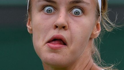 La Slovaque Anna Schmiedlova&nbsp;s'appr&ecirc;te &agrave; renvoyer la balle lors du match face &agrave; l'Australienne Samantha Stosur lau premier tour du tournoi de tennis de Wimbledon &agrave; Londres (Royaume-Uni), le 24 juin 2013. (CARL COURT / AFP)