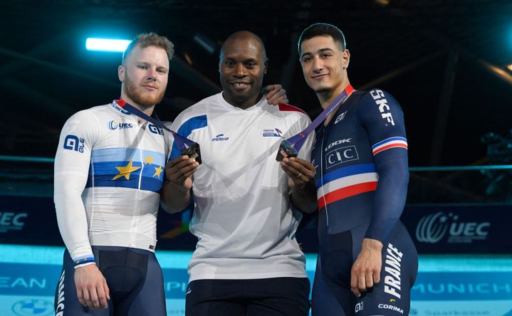 Sébastien Vigier, Grégory Baugé et Rayan Helal sur le podium après la finale du sprint lors des Jeux européens de Munich, le 14 août 2022. (JOHN MACDOUGALL / AFP)