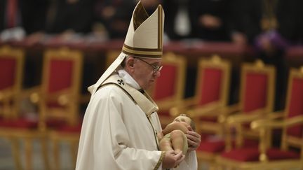 La pape François lors de la messe de Noël, le 24 décembre 2016. (ANDREAS SOLARO / AFP)