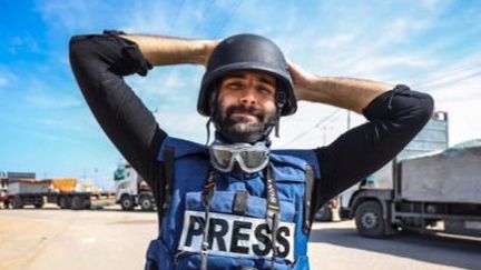 Motaz Azaiza, photographe de guerre, documente la guerre entre Israël et le Hamas depuis Gaza. (CAPTURE D'ECRAN / X)