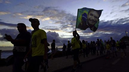 Le Brésil&nbsp;a basculé lundi dans une grande inconnue avec l'élection de son premier président d'extrême droite plus de 30 ans après la fin de la dictature. (CARL DE SOUZA / AFP)