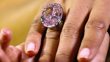 Un mod&egrave;le porte le Pink Star &agrave; Gen&egrave;ve (Suisse), le 25 septembre 2013. (RUBEN SPRICH / REUTERS)