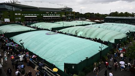 Tous les matchs programmés le 5 juillet 2023 ont été retardés à cause de la pluie. Les conditions météos avaient déjà perturbé le programme de la veille. (SEBASTIEN BOZON / AFP)