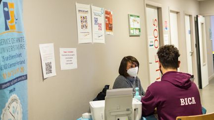 Un&nbsp;service de santé universitaire (SSU) à Clermont-Ferrand (Puy-de-Dôme), le 16 décembre 2021.&nbsp; (ADRIEN FILLON / HANS LUCAS / AFP)