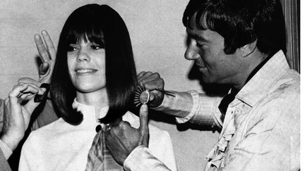 Le coiffeur Vidal Sassoon r&eacute;alise une coupe au carr&eacute; le 30 mars 1969. Il est mort le 9 mai 2012 &agrave; l'&acirc;ge de 84 ans. (AP / SIPA)