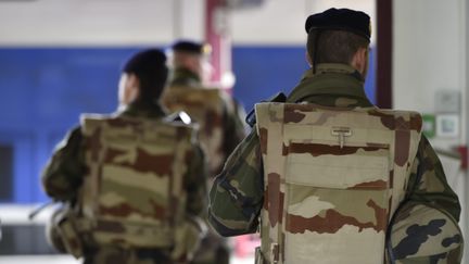 Des militaires patrouillent, le 1er avril 2015, dans la gare de Saint-Etienne (Loire). (  MAXPPP.)