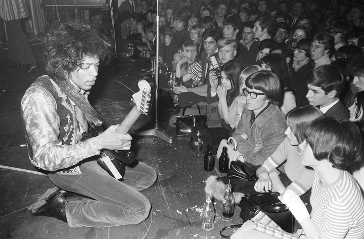 Jimi Hendrix en concert à Hambourg en mars 1967. (ULLSTEIN BILD / ULLSTEIN BILD / GETTY IMAGES)