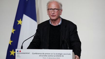 Alain Fischer,&nbsp;président&nbsp;du&nbsp;Conseil d'orientation de la stratégie vaccinale, le 3 décembre 2020 à Paris. (BENOIT TESSIER / AFP)