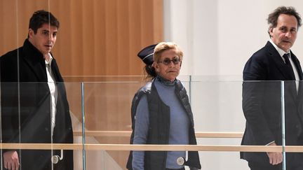 Isabelle Balkany arrive au palais de jusitce de Paris avec son avocat Pierre-Olivier Sur (à droite) et son fils Alexandre (à gauche), le 18 octobre 2019. (MARTIN BUREAU / AFP)