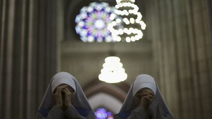 Des nonnes prient lors d'une messe c&eacute;l&eacute;br&eacute;e dans la cath&eacute;drale de Sao Paulo (Br&eacute;sil), alors que le conclave vient de d&eacute;buter au Vatican, le 12 mars 2013. (NACHO DOCE / REUTERS)