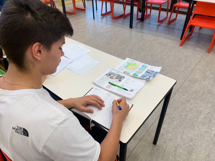 Trois Ukrainiens étudient 12 heures par semaine au lycée&nbsp;Paul Langevin. (MARGAUX QUEFFELEC / RADIO FRANCE)