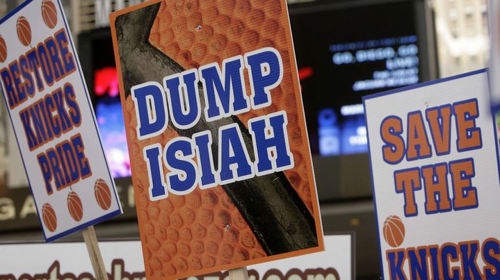 Les supporters des New York Knicks brandissent des pancartes appelant au renvoi de l'entra&icirc;neur Isiah Thomas, le 19 d&eacute;cembre 2007. (SETH WENIG / AP / SIPA)