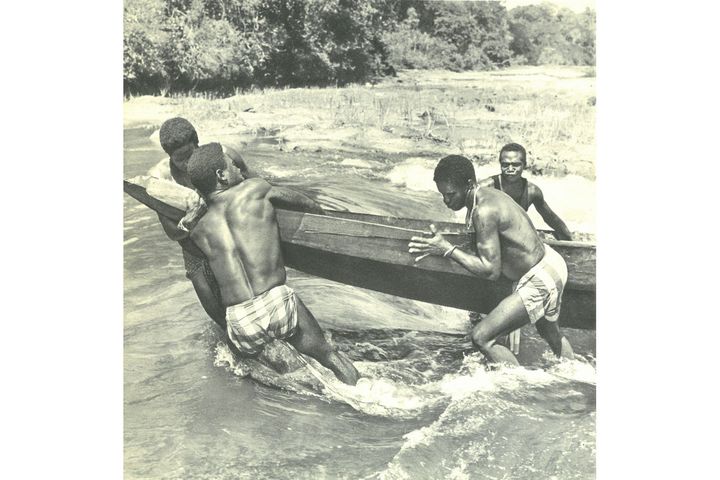 Passage de la première barrière d’un saut sous la direction de Kazal. PhotoJean Hurault, livre Africains de Guyane, 1970 (-)