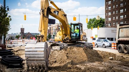 Des engins de chantier à Detroit, aux États-Unis, en 2016. (BENJAMIN BEYTEKIN / DPA)