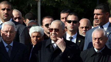 Le chef d'état-major algérien, le général Ahmed Gaid Salah (au centre), assiste à l'inhumation du Général à la retraite, Mohamed Atailia, le 10 décembre 2017, au cimetière El Alia d'Alger. (Billal Bensalem / NurPhoto / AFP)