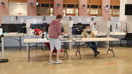 Un bureau de vote à Lille, dimanche 28 juin 2020. (FRANCOIS CORTADE / FRANCE-BLEU NORD)