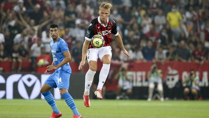 Kasper Dolberk (OGC Nice) et Alvaro Gonzalez (Marseille) lors du match de Ligue 1 entre l'OM et Nice le 22 août 2021, à Nice.&nbsp; (JEAN CATUFFE / AFP)