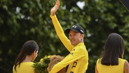 Le cycliste britannique Christopher Froome célèbre sa victoire sur le Tour de France 2017 à Paris, le 23 juillet 2017. (LIONEL BONAVENTURE / AFP)