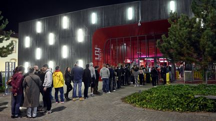 Les spectateurs devant la salle de spectacle L'Autre Canal, avant le concert du groupe de rap français à Nancy, le 19 octobre 2021. (ALEXANDRE MARCHI / MAXPPP)