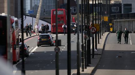 Des policiers britanniques sur le London Bridge, le 4 juin 2017, au lendemain d'un attentat à la camionnette bélier à Londres (Royaume-Uni). (DANIEL LEAL-OLIVAS / AFP)