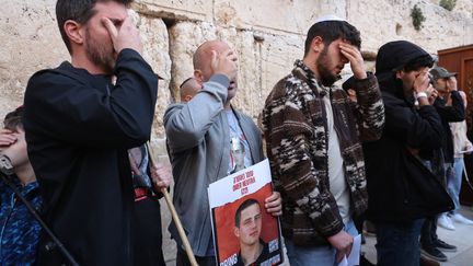 Des Israéliens, devant le mur des Lamentations à Jérusalem le 21 mars 2024, prient pour les otages retenus par le Hamas depuis le massacre du 7 octobre (GIL COHEN-MAGEN / AFP)