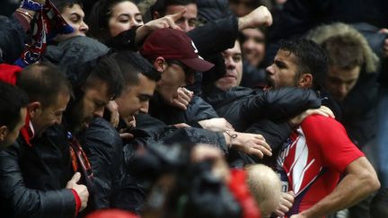 Une célébration qui a valu un deuxième jaune à l'attaquant espagnol. (OSCAR DEL POZO / AFP)