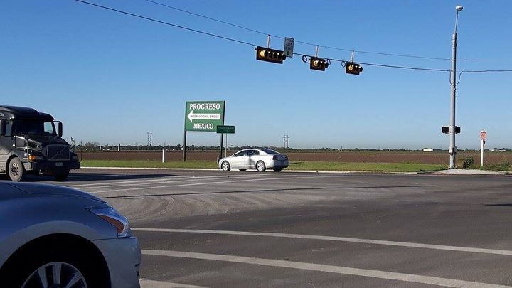 La barrière au Texas est discontinue. A Progreso, le Mexique est indiqué, comme n'importe quelle direction, et&nbsp;le pont sur le Rio Grande est l'un des 48 postes frontière des Etats-Unis avec le Mexique. (MATHILDE LEMAIRE / RADIO FRANCE)