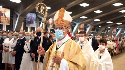 L'archevêque de Paris Michel Aupetit dirige une messe dans la basilique Pie X pour commémorer l'Assomption de la Vierge Marie, le 15 août 2021 à Lourdes. Photo d'illustration. (FRED SCHEIBER / AFP)