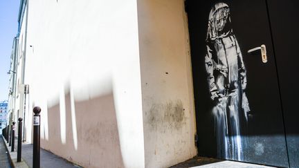 Oeuvre attribué à Banksy, réalisée sur une sortie de secours du Bataclan en 2018 et volée l'année suivante. Elle a été retrouvée dans les Abruzzes, ont annoncé les carabiniers le 10 juin 2020. (LUCILE GOURDON/SIPA)