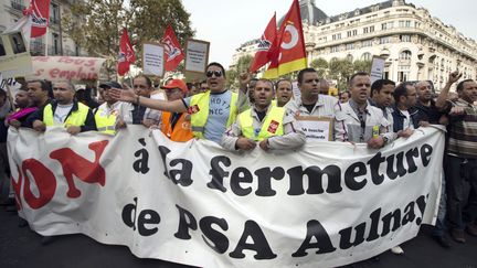 Des ouvriers de l'usine PSA d'Aulnay-sous-Bois manifestent &agrave; Paris contre la fermeture de leur site pr&eacute;vue en 2014, le 20 septembre 2012. (JOEL SAGET / AFP)