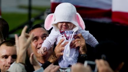 Le candidat r&eacute;publicain Mitt Romney lors d'un meeting &agrave; Newport News, en Virginie (Etats-Unis), le 8 octobre 2012. (JIM WATSON / AFP)