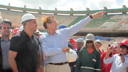 Le secrétaire général de la FIFA, Jérôme Valcke, avec Ronaldo, membre du Comité d'organisation du Mondial-2014