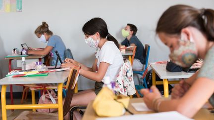 Des collégiens prennent des&nbsp;notes sur un&nbsp;iPad, à Beaucamps-Ligny (Nord), le 2 juin 2020.&nbsp; (JULIE SEBADELHA / HANS LUCAS / AFP)