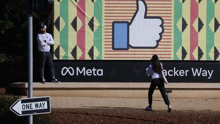 Une affiche de Meta, maison mère de Facebook, dans le Menlo Park en Californie (Etats-Unis), le 2 février 2022. (JUSTIN SULLIVAN / GETTY IMAGES NORTH AMERICA / AFP)