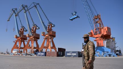 Des soldats pakistanais montent la garde près d'un navire transportant des conteneurs au port de Gwadar (Pakistan), le&nbsp;13 novembre 2016.&nbsp; (AAMIR QURESHI / AFP)