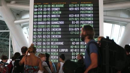 Des passagers attendent leur vol, le 10 juillet 2015, &agrave; l'a&eacute;roport de Bali (Indon&eacute;sie). Des centaines de vols ont &eacute;t&eacute; annul&eacute;s en raison d'une &eacute;ruption volcanique.&nbsp; (MAXPPP)