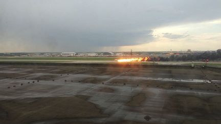 Un avion Superjet-100 en flammes&nbsp;sur le tarmac de&nbsp;l'aéroport Cheremetievo de Moscou (Russie), le 5 mai 2019. L'accident a fait au moins 141 morts.&nbsp; (CHINE NOUVELLE / XINHUA / SIPA)