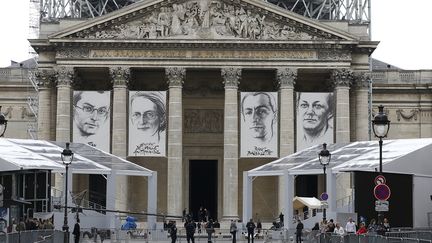 Le Panth&eacute;on o&ugrave; sont affich&eacute;s les portraits des quatre r&eacute;sistants qui y seront transf&eacute;r&eacute;s mercredi 27 mai : Jean Zay, Genevi&egrave;ve ANthonioz-de Gaulle, Pierre Brossolette et Germaine Tillion. (THOMAS SAMSON / AFP)