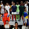 Des joueuses de toutes les nations représentées à la Coupe du monde féminine de football, lors de la présentation de la compétition, le 11 mars 2019 à Paris. (LIONEL BONAVENTURE / AFP)