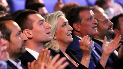 Marine Le Pen, entourée de Jordan Bardella et Louis Aliot, le 4 juillet 2021, à Perpignan (Pyrénées-Orientales). (VALENTINE CHAPUIS / AFP)