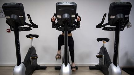 Les enseignes habituellement concurrentes ont choisi de se réunir pour tenter de sauver un secteur au bord du gouffre nous explique Céline Rémy Wisselink, co-fondatrice de la chaîne de clubs Neoness. (CHRISTOPHE ARCHAMBAULT / AFP)