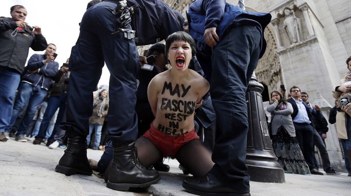 La jeune militante a &eacute;t&eacute; interpell&eacute;e par la police &agrave; sa sortie de la cath&eacute;drale. (KENZO TRIBOUILLARD / AFP)