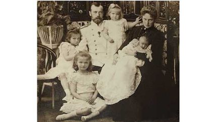 &nbsp; (Le tsar Nicolas II de Russie entouré de sa femme et de ses quatre enfants (photo vendue aux enchères en 2012 en Suisse). © Denis Balibouse / Reuters)