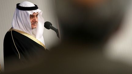 Le prince Turki Al-Faisal d'Arabie saoudite lors d'une conf&eacute;rence de presse, &agrave; Washington (Etats-Unis), le 15 novembre 2011. (WIN MCNAMEE / GETTY IMAGES NORTH AMERICA / AFP)