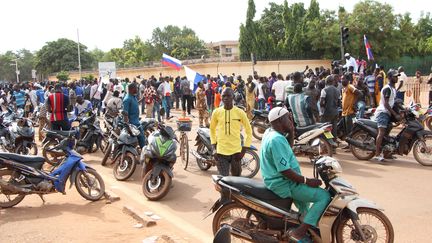 Des manifestants se rassemblent à Ouagadougou, au Burkina Faso, pour protester contre le coup d'Etat militaire du 30 septembre 2022.&nbsp;&nbsp; (STRINGER / ANADOLU AGENCY / AFP)