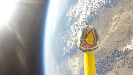 Camilla, la mascotte en plastique de la Nasa, nous fait parvenir des photos depuis l'espace, o&ugrave; elle a &eacute;t&eacute; envoy&eacute;e dans un ballon gonfl&eacute; &agrave; l'h&eacute;lium, le 3 mars 2012. (NASA / REUTERS)