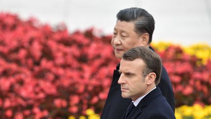 Le président français Emmanuel Macron avec son homologue chinois Xi Jinping à Pékin, le 6 novembre 2019. Photo d'illustration. (NICOLAS ASFOURI / AFP)