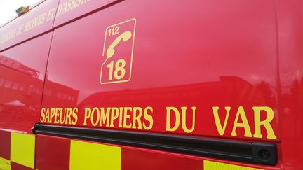 Près de 60 pompiers du Var ont été mobilisés afin notamment de limiter la propagation des flammes à la végétation environnante. (SOPHIE GLOTIN / RADIOFRANCE)