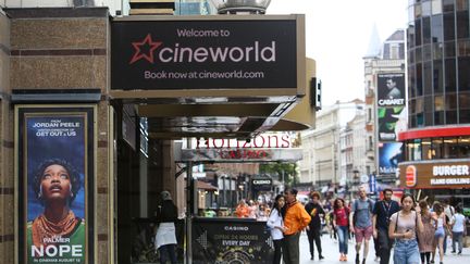 Un cinéma Cineworld à Londres (Royaume-Uni) en 2022.&nbsp; (SUSANNAH IRELAND / AFP)